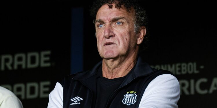 Cuca defende Neymar e Gabigol após partida do Santos na Vila Belmiro pela Sul-Americana