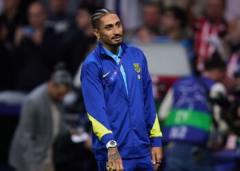 Raphinha reclama contra a arbitragem após a eliminação do Barcelona na Champions League