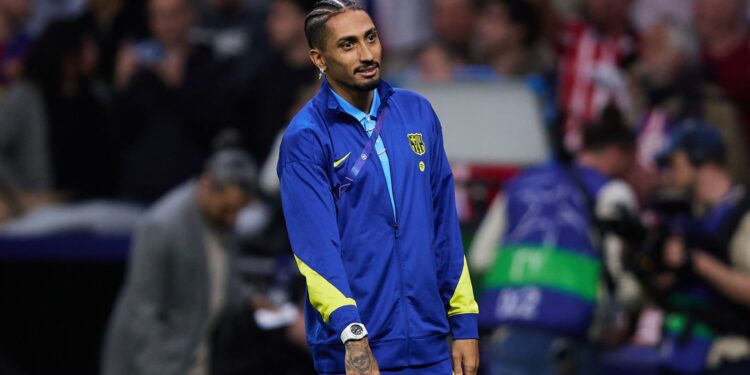 Raphinha reclama contra a arbitragem após a eliminação do Barcelona na Champions League