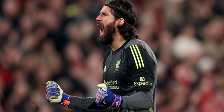 Alisson é eleito o 3º melhor goleiro do mundo em 2026 pelo The Athletic