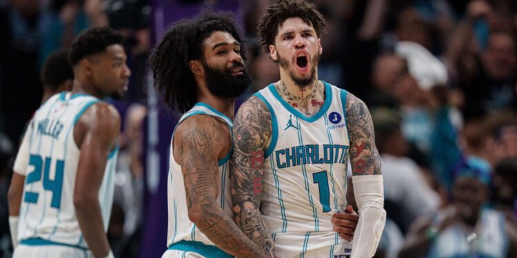 LaMelo Ball e Coby White foram os destaques da vitória dos Hornets no Play-In da NBA