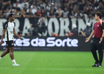 O volante André, do Corinthians, foi punido com multa salarial após a expulsão no clássico contra o Palmeiras