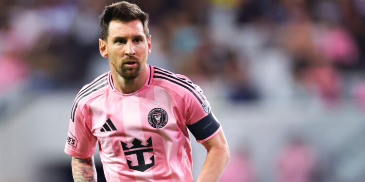 O astro argentino Messi expande seus negócios no futebol europeu com a compra de clube na Espanha