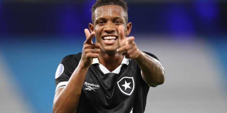 Danilo marcou o terceiro gol do Botafogo na vitória sobre o Racing