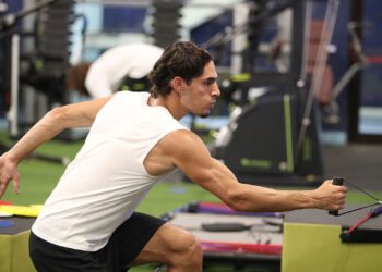 A musculação pode ser praticada em diversas etapas ao longo da vida