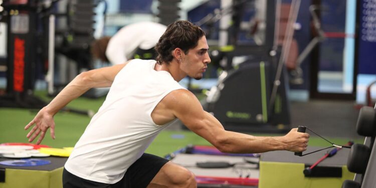 A musculação pode ser praticada em diversas etapas ao longo da vida