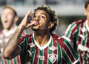 John Kennedy responde a provocações da torcida santista após marcar o gol da vitória do Fluminense na Vila Belmiro