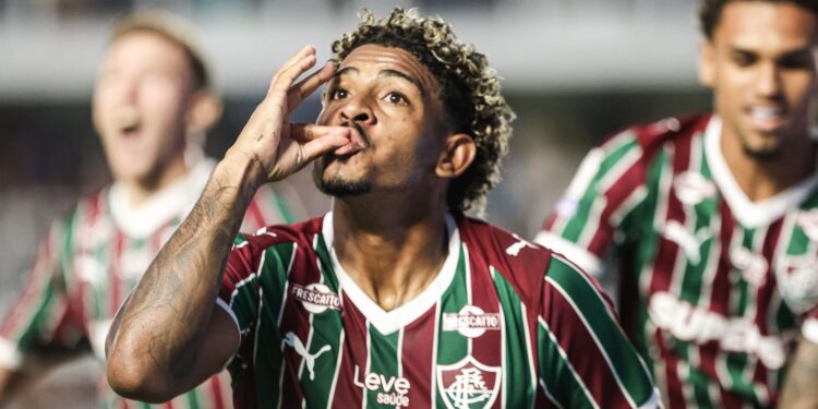 John Kennedy responde a provocações da torcida santista após marcar o gol da vitória do Fluminense na Vila Belmiro