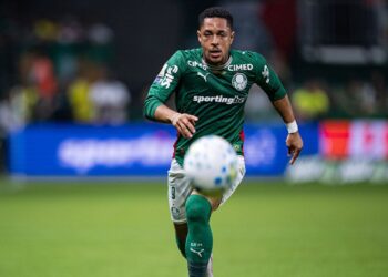 Vitor Roque entrou em campo no segundo tempo durante o duelo entre Palmeiras e Athletico-PR