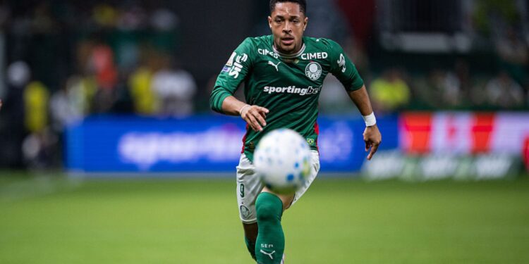 Vitor Roque entrou em campo no segundo tempo durante o duelo entre Palmeiras e Athletico-PR