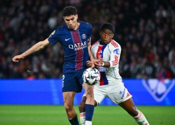 Endrick brilha contra o PSG, mas vira alvo de críticas de Hakimi por comemoração com dancinha