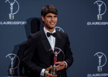 Carlos Alcaraz celebra sua estatueta no Prêmio Laureus após ser eleito o Melhor Atleta Homem de 2026