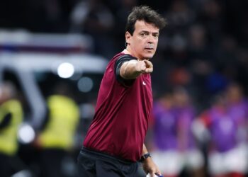 Diniz exalta o elenco do Corinthians após vitória por 1 a 0 sobre o Barra-SC na Copa do Brasil