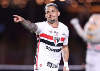 Luciano faz questão de blindar técnico Roger Machado das críticas no Morumbis
