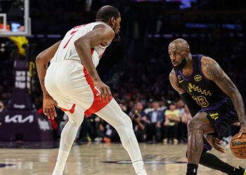 LeBron James foi o cestinha dos Lakers sobre os Rockets