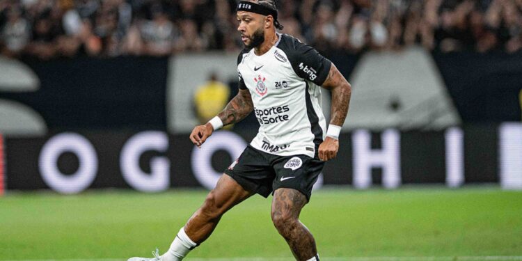 Memphis Depay tem contrato com o Corinthians até o final do mês de julho