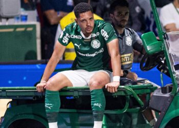 Vitor Roque deixa o Allianz Parque de maca e preocupa torcida após sentir novamente o tornozelo