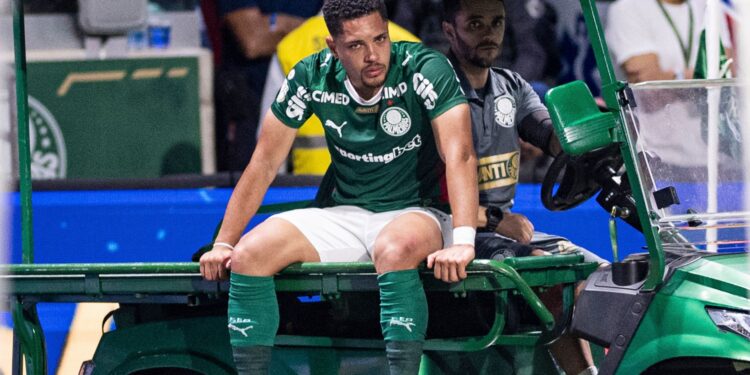 Vitor Roque deixa o Allianz Parque de maca e preocupa torcida após sentir novamente o tornozelo