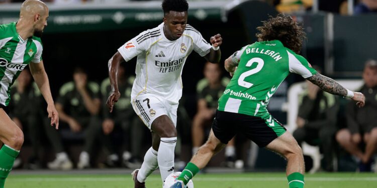 Vinícius Júnior e Bellerín marcaram os gols no empate entre Real Madrid e Betis