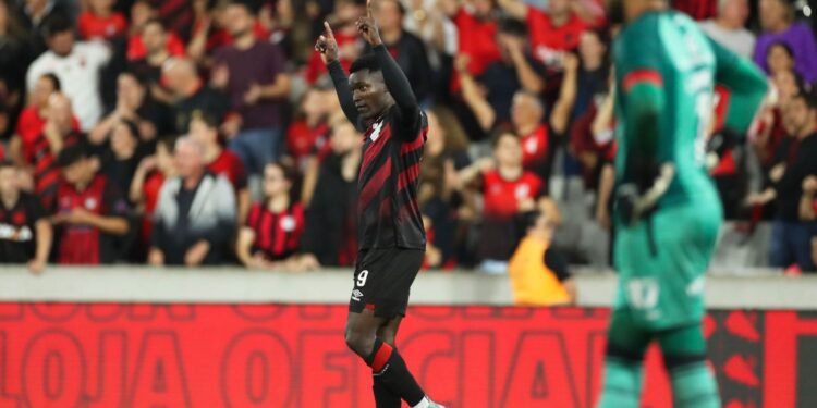 Viveros marcou dois gols no triunfo do Athletico-PR sobre o Vitória