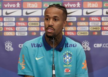 Ancelotti precisa decidir quem herdará a vaga de Militão na lista final para o Mundial de 2026