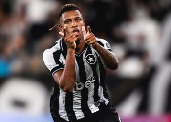 Danilo vive seus últimos meses no Botafogo antes de possível transferência recorde para o mercado internacional