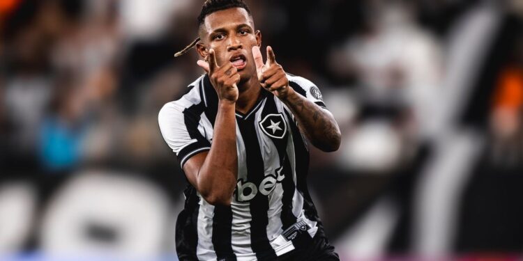 Danilo vive seus últimos meses no Botafogo antes de possível transferência recorde para o mercado internacional