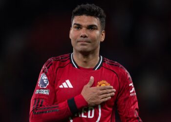Flagrado em lágrimas, Casemiro vira centro de campanha da torcida para seguir no Manchester United