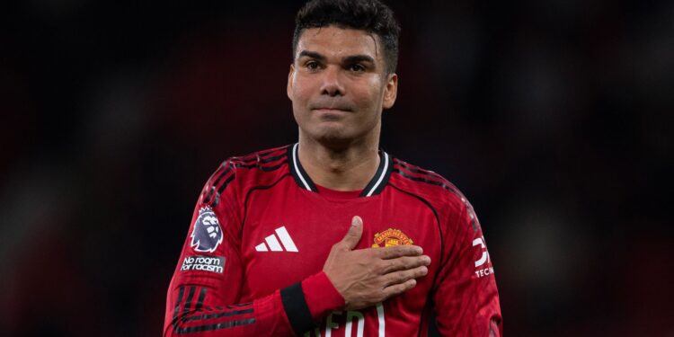 Flagrado em lágrimas, Casemiro vira centro de campanha da torcida para seguir no Manchester United