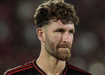 O zagueiro Léo Pereira precisou levar pontos na perna e desfalca o Flamengo em compromisso oficial na Argentina