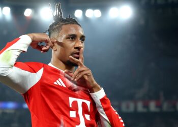 Olise faz história no Bayern de Munique com recorde inédito de gols e assistências na elite do futebol europeu