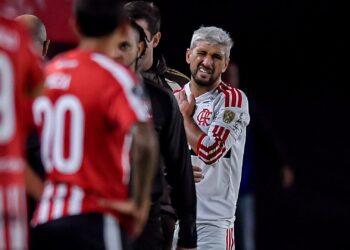Meia Arrascaeta é operado no Rio de Janeiro após fraturar a clavícula em duelo da Libertadores