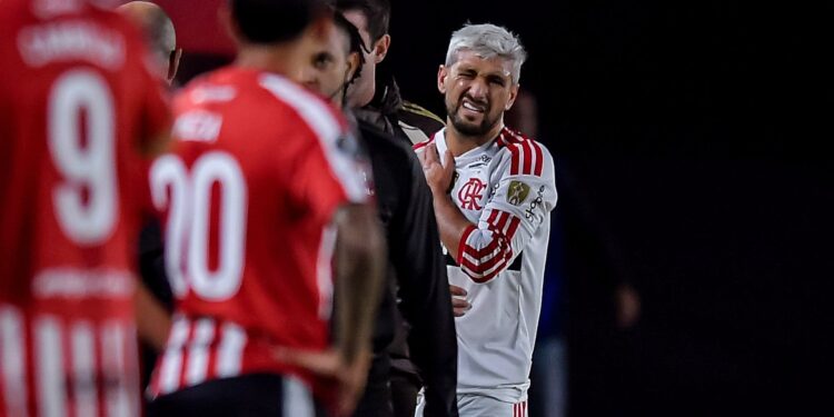 Meia Arrascaeta é operado no Rio de Janeiro após fraturar a clavícula em duelo da Libertadores
