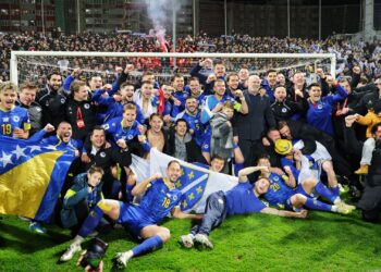Jogadores da Bósnia celebram a classificação histórica após eliminarem a Itália na repescagem