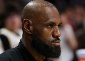 LeBron James não escondeu a frustração em entrevista coletiva após revés em casa