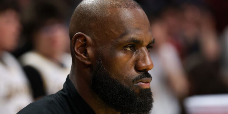 LeBron James não escondeu a frustração em entrevista coletiva após revés em casa