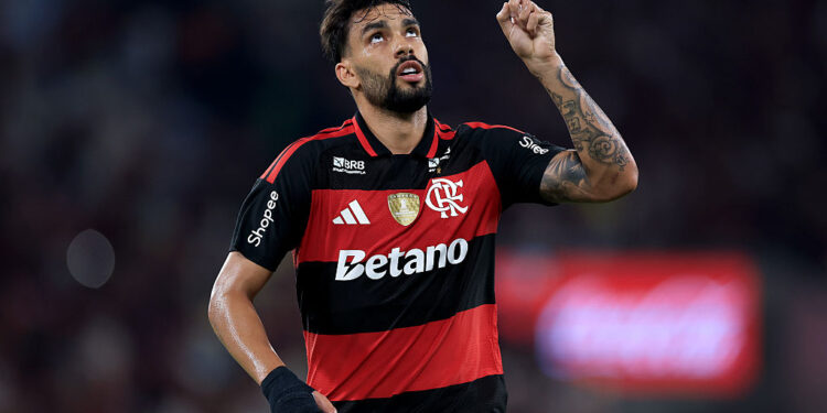 Lucas Paquetá marcou o terceiro gol do Flamengo na vitória sobre o Santos