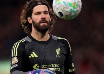Alisson durante partida do Liverpool
