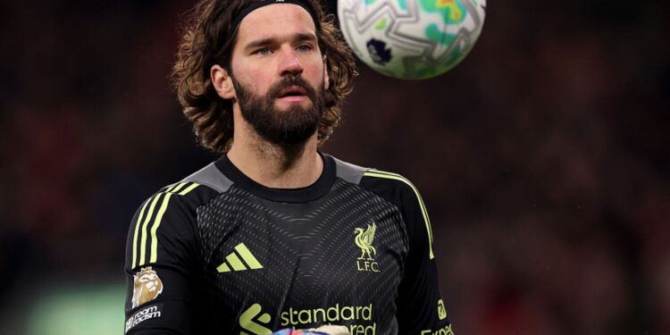 Alisson durante partida do Liverpool
