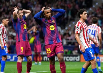 Jogadores do Barcelona lamentando