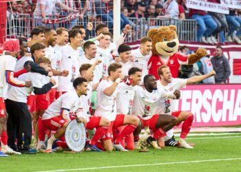 Jogadores do Bayern de Munique comemorando título