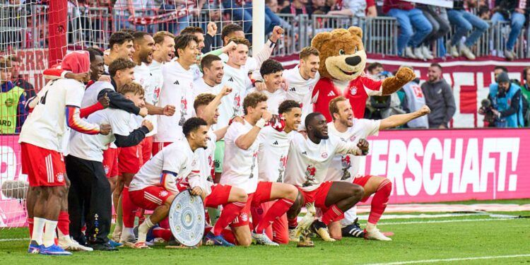 Jogadores do Bayern de Munique comemorando título