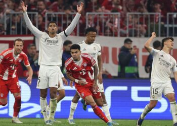 Jogadores do Bayern comemorando, enquanto os do Real Madrid lamentam