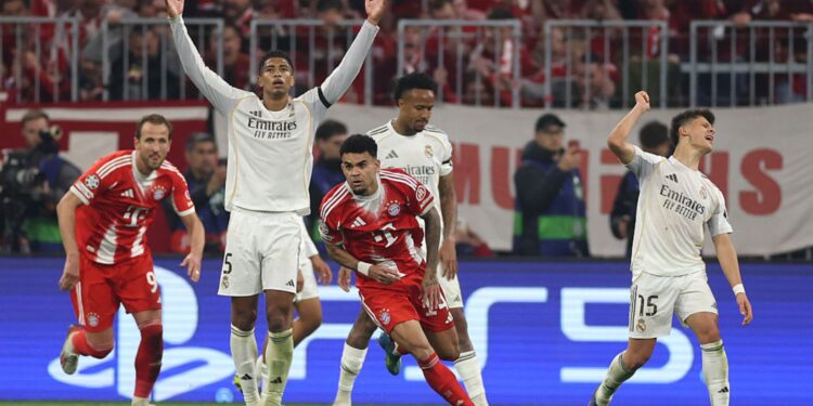 Jogadores do Bayern comemorando, enquanto os do Real Madrid lamentam