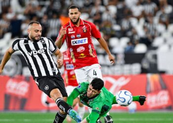 Lance do jogo entre Botafogo e Caracas