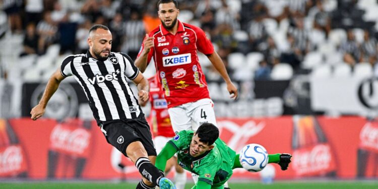 Lance do jogo entre Botafogo e Caracas