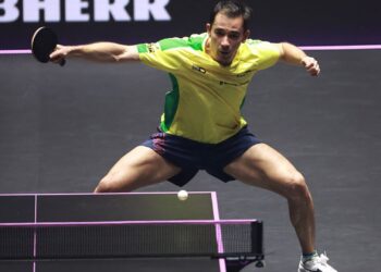 Hugo Calderano com camisa do Brasil