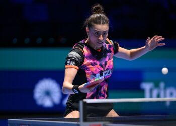 Bruna Takahashi durante participação na Copa do Mundo de tênis de mesa