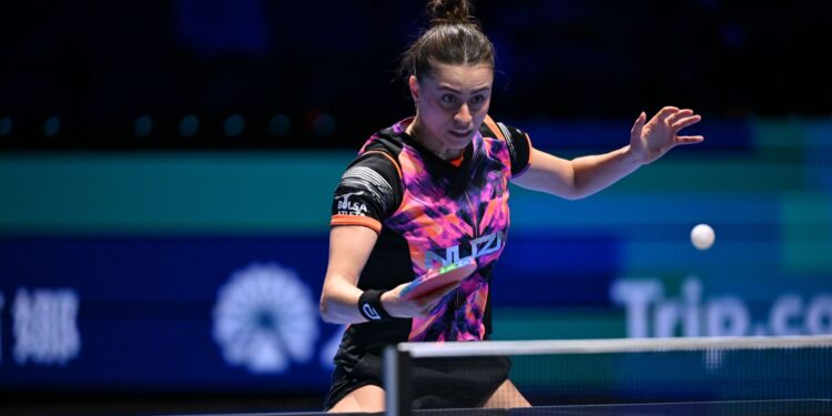 Bruna Takahashi durante participação na Copa do Mundo de tênis de mesa