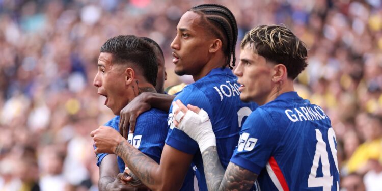 Enzo Fernández comemora gol do Chelsea